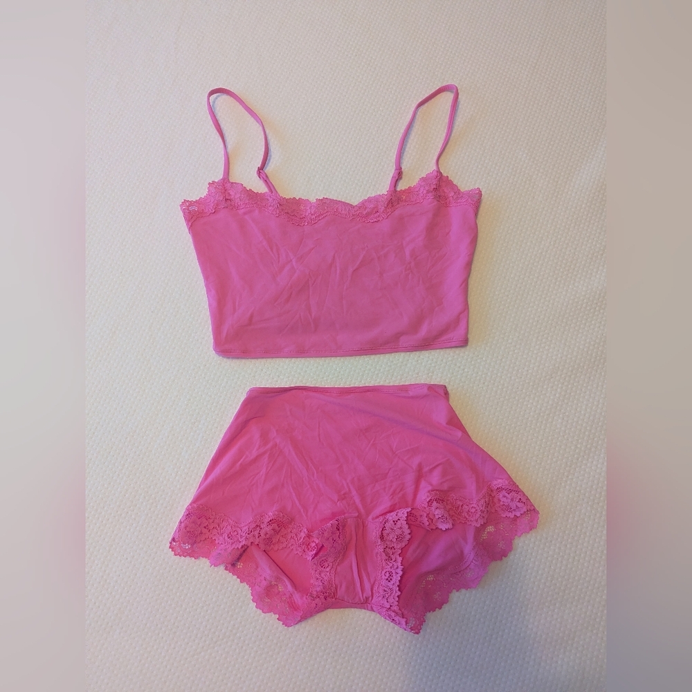 SKIMS - FITS EVERYBODY LACE CAMI & SHORTS (PINK TAFFY)